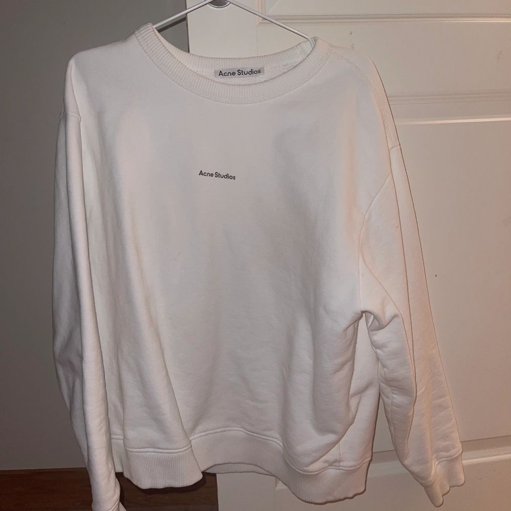 Säljer denna fina acne studios tröja för att den inte kommer till användning. Den är så gott som ny då den knappt har använts. Det är storlek XS men då den är lite oversize så passar den mig bra som brukar ha storlek S eller M . Köperen står för frakt💕💕💕. Tröjor & Koftor.