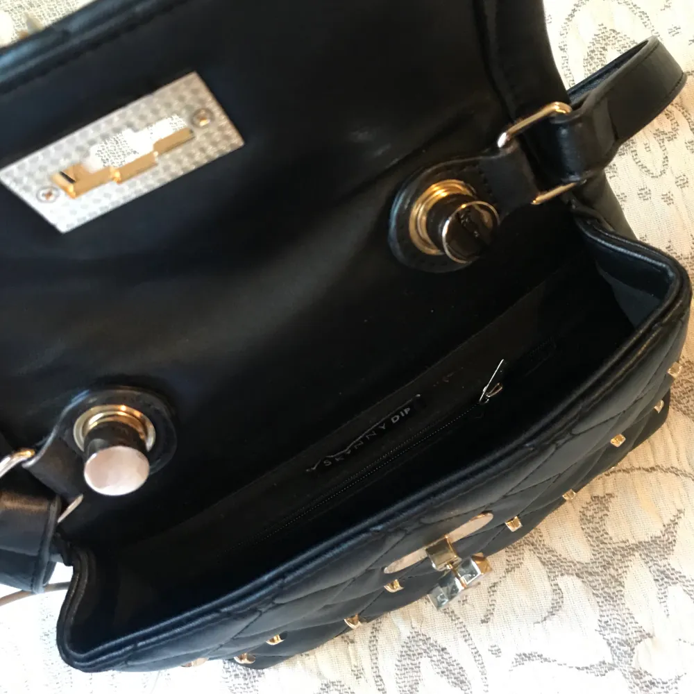 Från asos med guldiga blixt detaljer, köpt för 500kr. Säljs för 300kr. Laukut & Käsilaukut.