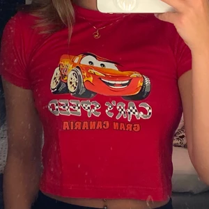 Blixten tee  - Röd blixten mcqueen tröja. Så söt! Den är i barn storlek men passar både XS och S. Toppen skick! 🏎