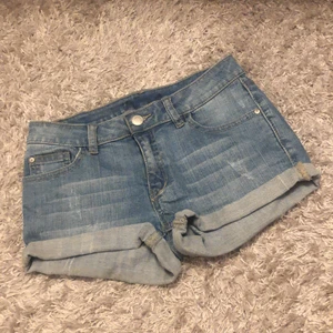 Jeans shorts  - Super sköna jeans shorts i ljusblått jeans tyg. Aldrig använda. Finns i Nässjö 💕