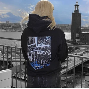 Emplece hoodie - Säljer denna skitsnygga hoodie från emplece då den inte kommer till användning och knappt är använd💕. Köpt på emplece hemsida för 649kr men säljer för 300+frakt eller kom med andra bud💗 