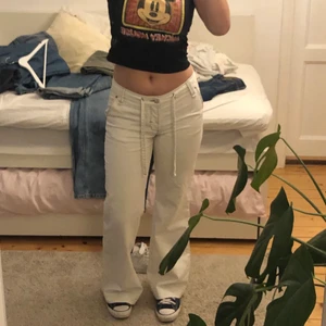 Polo jeans  - Marc O’Polo jeans med snörning i midjan. Är krämvita och sitter midwaist, vida nertill. Jätte fina, inga defekter!! 