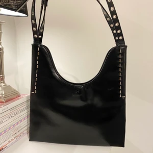 Vintage Cavalli väska  - Vintage svart Cavalli väska💘 Fler bilder kan skickas vid intresse 