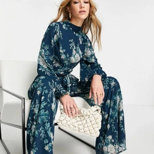 SET FRÅN ASOS DESIGN - Aldrig använd! Helt ny, och såååå fin! Passar perfekt på en sommarfest, bröllop etc. Hittade tyvärr inget tillfälle för att använda den. Tillsammans är det köpt för 1200kr, säljer mycket billigare🙌