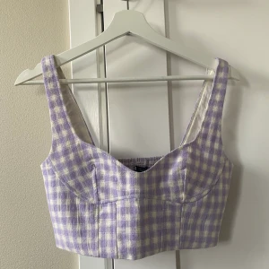 Zara Topp💜 - Lila topp ifrån Zara, aldrig använd! Inköpt för 199kr säljer för 150kr. 