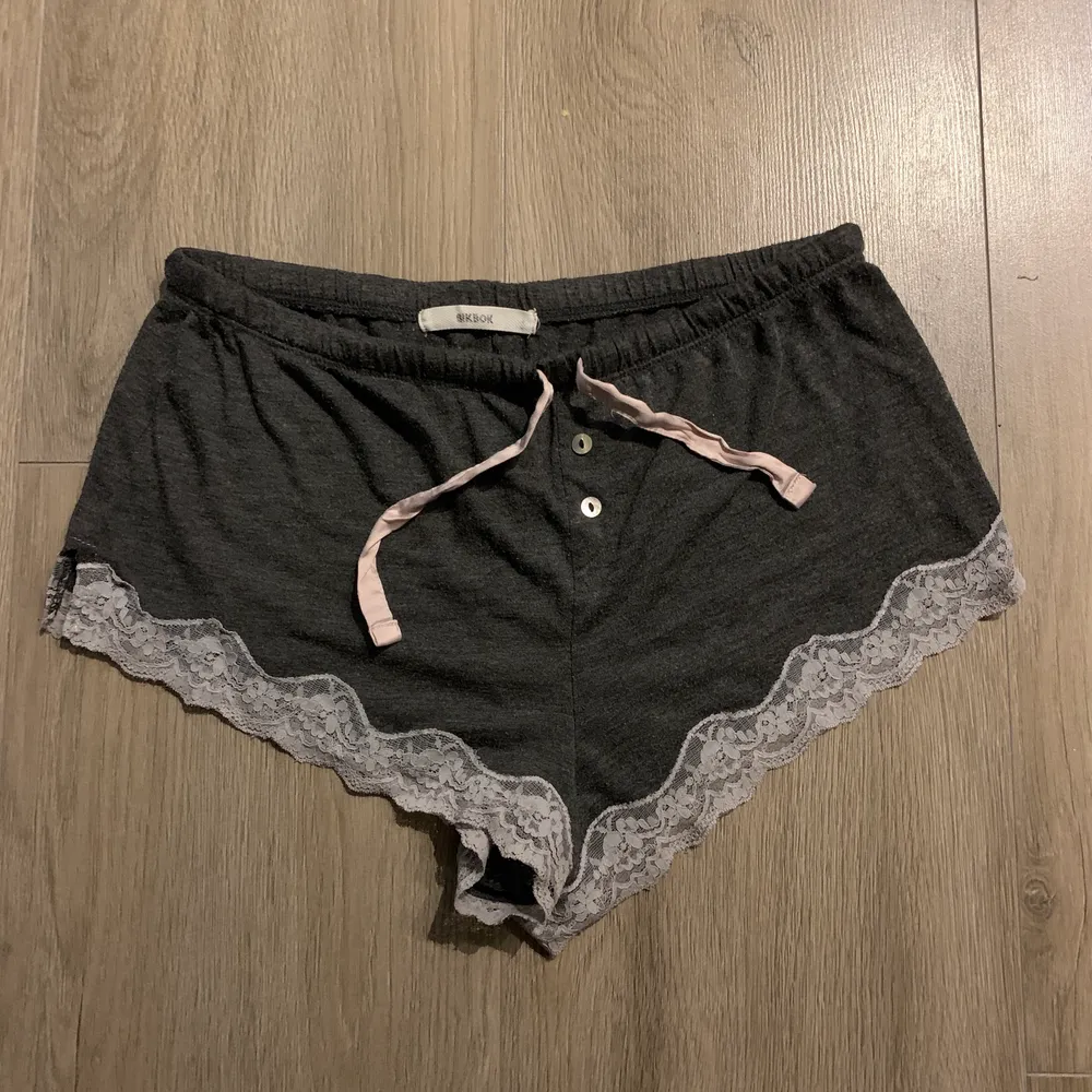 Gulliga pyjamas shorts från Bikbok, välanvända, lite små slitna men helt okej skick. Är absolut öppen för prisförslag, kan mötas upp i Stockholm och det är bara att skriva om ni vill ha fler bilder:). Shorts.
