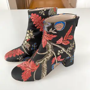 Säljer mina svarta högklackade boots från Zara med flerfärgat/glansigt broderi🪩🪩Använd fåtal gånger så i bra skick. Frakt är inte inkluderat i priset:) 
