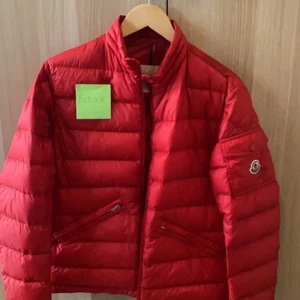 Moncler, Sorlek 3 (storlek M) - Nyskick, använd ett fåtal gånger, pris 6499kr, nypris 8999kr, frakt 69kr (ingår ej)
