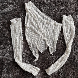 Vit topp - Cool topp som är oanvänd och för Cool tröja som är oanvänd då den är för liten på mig, rekommenderar till en XS eller liten S. Stylas (ex) med en topp under. 250kr