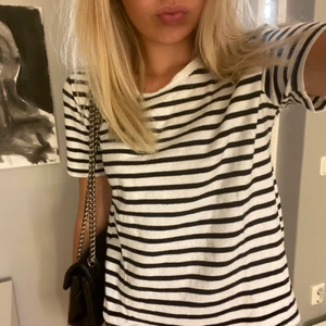 T-shirt  - Supersnygg t-shirt! Perfekt och skön till sommaren med ett luftigt svalt material! Passar xxs-s!