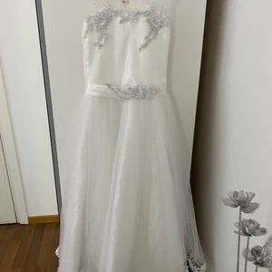 Festklänning - En jättefin festklänning i nyskick till barn. Klänningen köptes för 900 kr från Dubai. 