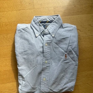 Ralph lauren skjorta  - Ralph lauren skjorta i stl S. Använd men i bra skick. Legat i garderob i flera år därav att den är skrynklig. 