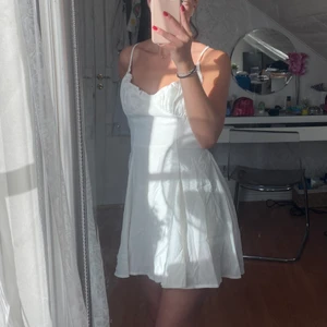 Vit sommar klänning  - Säljer denna superfina klänning perfekt nu till sommaren eller student💗 helt oanvänd, lapp finns kvar! Klänningen har shorts i sig