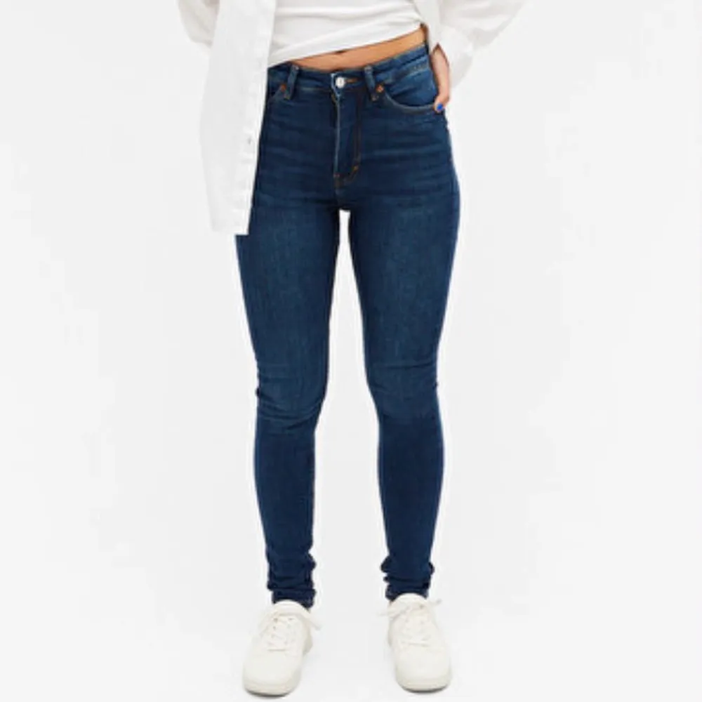 Mörkblå jeans från Monki, modell ”oki”, storlek 29!! Sitter supertight på mig som brukar ha storlek 38-40 i jeans :-) bilderna är lånade 🥰. Jeans & Byxor.