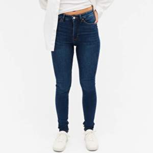 Mörkblå jeans från Monki, modell ”oki”, storlek 29!! Sitter supertight på mig som brukar ha storlek 38-40 i jeans :-) bilderna är lånade 🥰