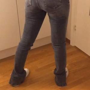 Gråa jeans från Zara i modellen ”Jeans Split”