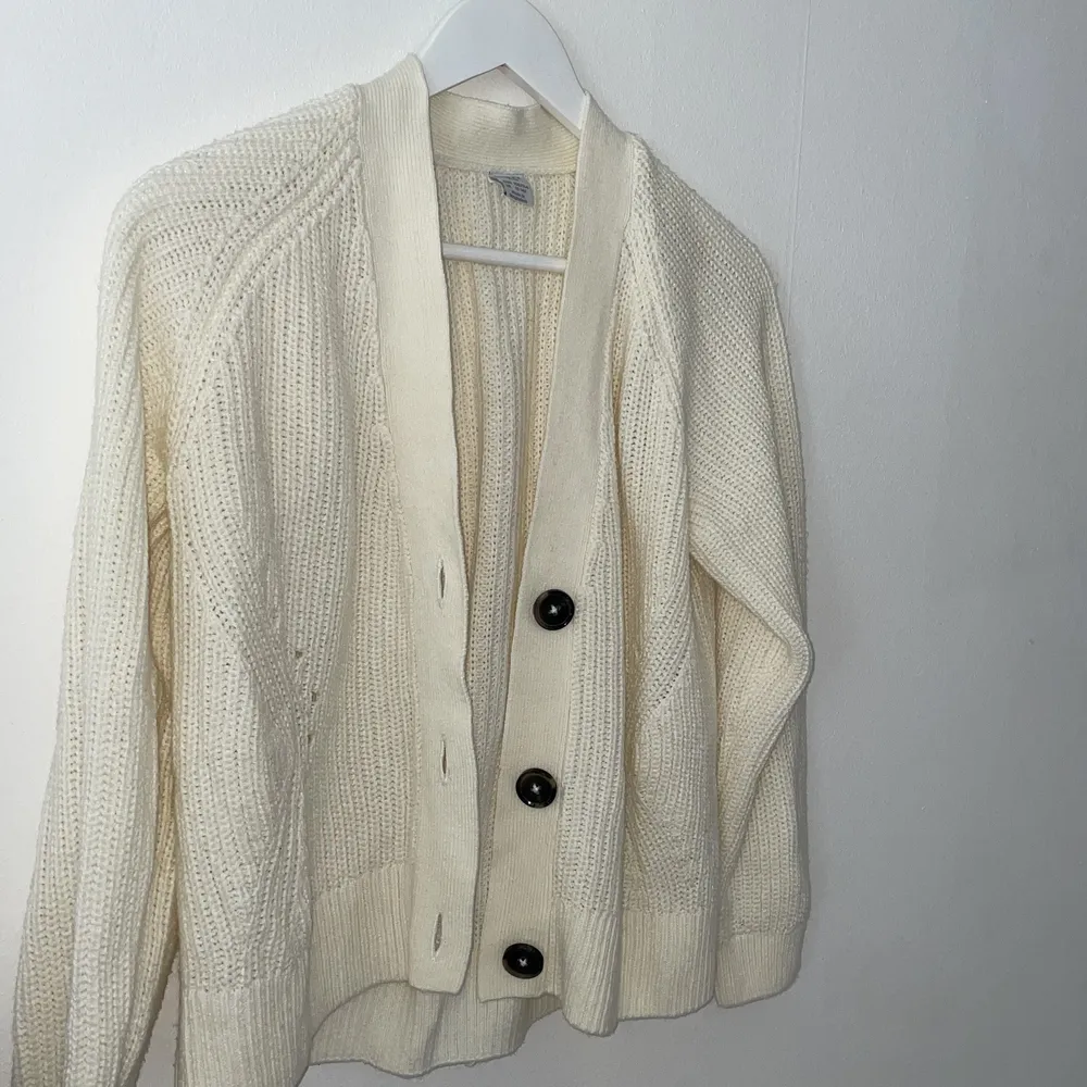 En benvit tröja från Lindex 🤍 frakt är inkluderat i priset💚 vill man mötas upp är det billigare.. Tröjor & Koftor.