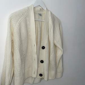 En benvit tröja från Lindex 🤍 frakt är inkluderat i priset💚 vill man mötas upp är det billigare.