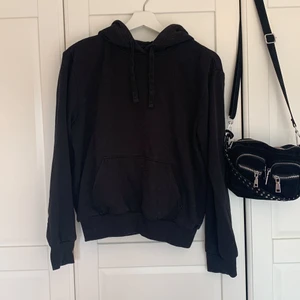 Hoodie - En svart hoodie från H&M. Inga fläckar, hål eller skavanker. Den är använd men inget som märks💚
