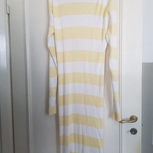 lång klänning - Väldigt stretchig. Strl XL men skulle säga att den passar M - XL, beroende på hur man vill att den ska sitta. Knappt använd. Skriv gärna om bild med den på önskas. 199kr med frakt