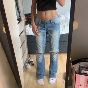 Hollister jeans storlek w 27 L 33 - Säljer dessa lågmidjade jeans med hål vid knäna då de e för stora. Coola bakfickor! Passar bra för mig i legenden som är 170 cm. Frakten ingår inte i priset💗