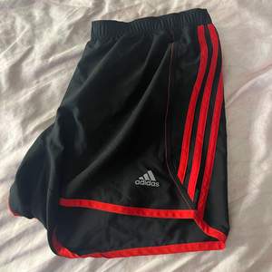 Röda och svarta adidas shorts, ganska korta, inga tecken på användning 