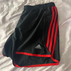 Adidas shorts - Röda och svarta adidas shorts, ganska korta, inga tecken på användning 