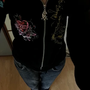Edhardy  - (Råka redera den förra annonsen) Jag är inte säker om jag vill sälja men isf skulle jag villja veta vad nån skulle kunna köpa för denna helst inte under 350kr. Den har rhinestones på baksidan som inte går av så lätt. Materialet är tunt!( Frakten är fel) 