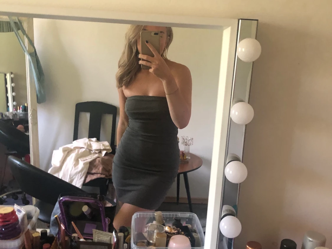 Mörkgrå tubklänning i str 34/36