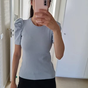 Pieces - En ljusblå tröja med trekvartsärm i storlek S. Den sitter jättefint på och de puffiga ärmarna gör den extrafin. 