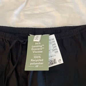 Hm linnebyxor  - Linne byxor storlek s aldrig använda lappar o kvitto fins kvart. Lägger upp i gen pågrund av oseriös köpare om ni vill ha fler bilder e d bara att skriva ( blir dom inte solda innan måndag kommer ja ge dom till en vän )