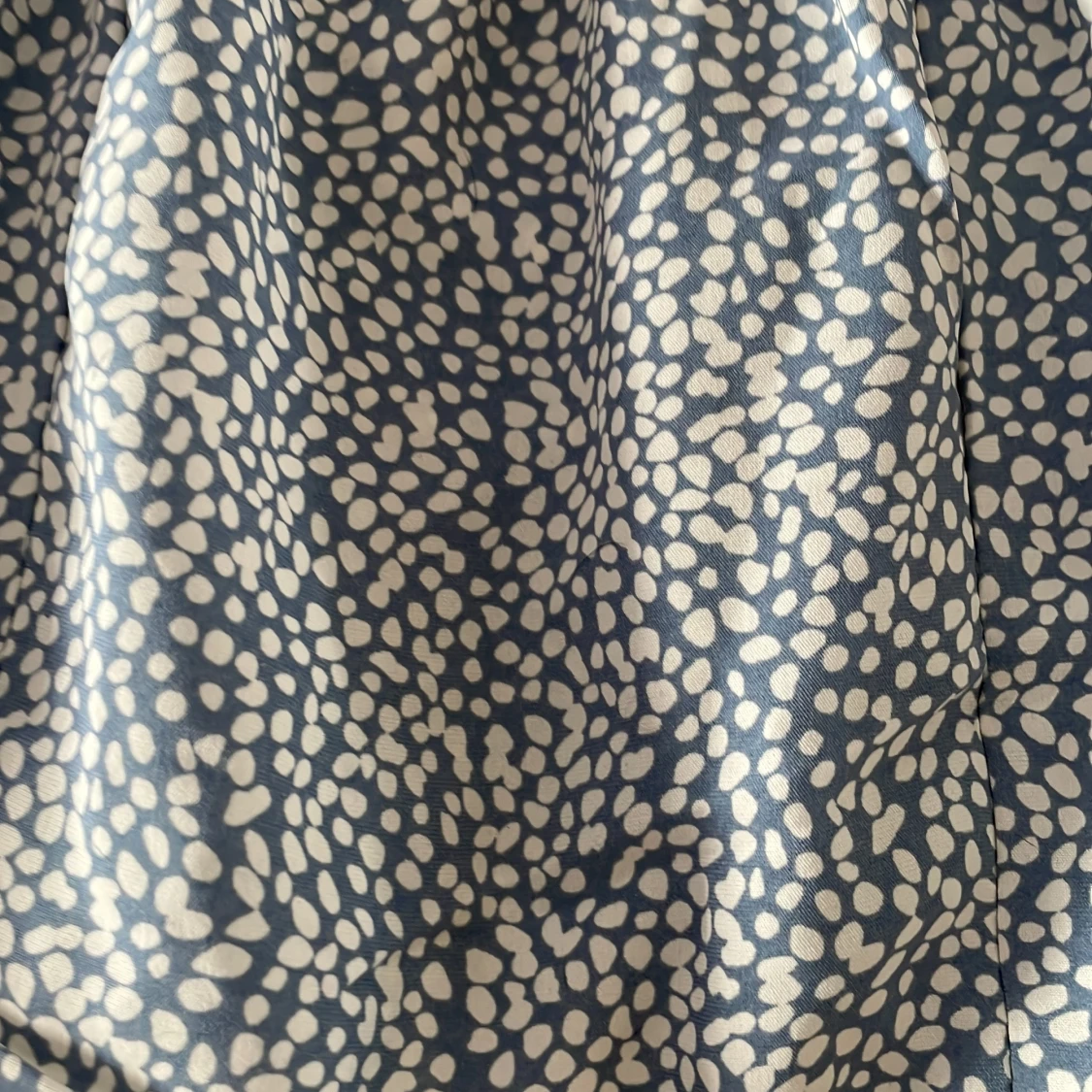 Blå, prickig blus - 91