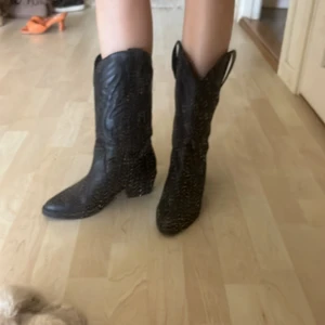 Cowboyboots - Cowboyboots från mtng köpta på zalando för 1095kr. Bra skick! Köparen står för frakt på 66kr💛