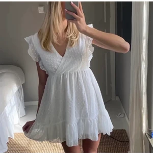 Sommar klänning  - Så himla fin klänning som säljes då den aldrig används, köpt på plick men har själv aldrig använt den. Passar S/M, lånade bilder men egna kan fixas vid intresse  direktpris 300+frakt