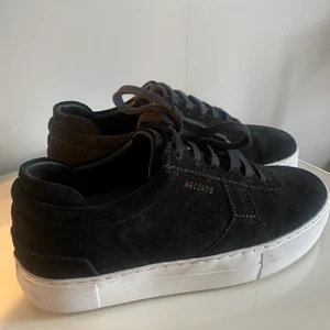 Axel arigato skor - Säljer mina jättefina Axel arigato skor i superfint skick! Stl 37. Köpta för ca 2000, säljer för 750 + frakt. Kom gärna med egna bud så kan vi komma fram till ett bra pris. !orginalbox ingår ej!