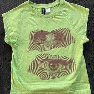 T-shirt  - Säljer denna söta, helt oanvända T-shirt ifrån H&M!💗💗 Köparen står för frakten