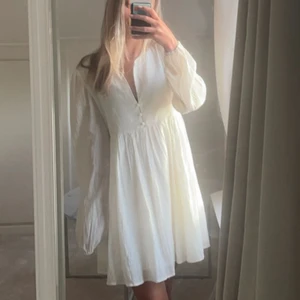 Klänning från bikbok - Säljer denna fina klänning från bikbok som tyvärr bara kom till användning vid ett tillfälle, så i perfekt skick! Nypris 500 säljer för 400❤️