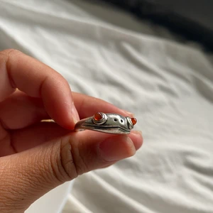 Grod-ring - Säljer denna super söta o unika ringen! Nästan aldrig använd. Vet tyvärr inte om metallen är rostfri men det verkar iallafall inte som att färgen går av. 70kr inkl frakt