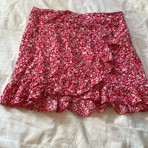 Röd omlott kjol❤️ - Jag säljer min röda ommlott kjol(volangkjol) köpt på SHEIN. Från djur och rökfritt hem💞 Tvättad innan jag skickar den!💗Den är förliten för mig, det är därför jag säljer den❤️