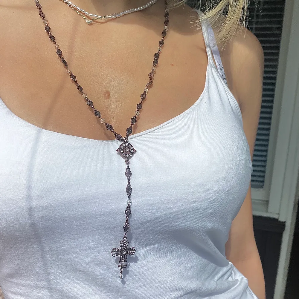 Säljer detta långa halsband som har ett kors på! Alla rhinestones sitter kvar och har gensomskinliga pärlor på🤍. Accessoarer.