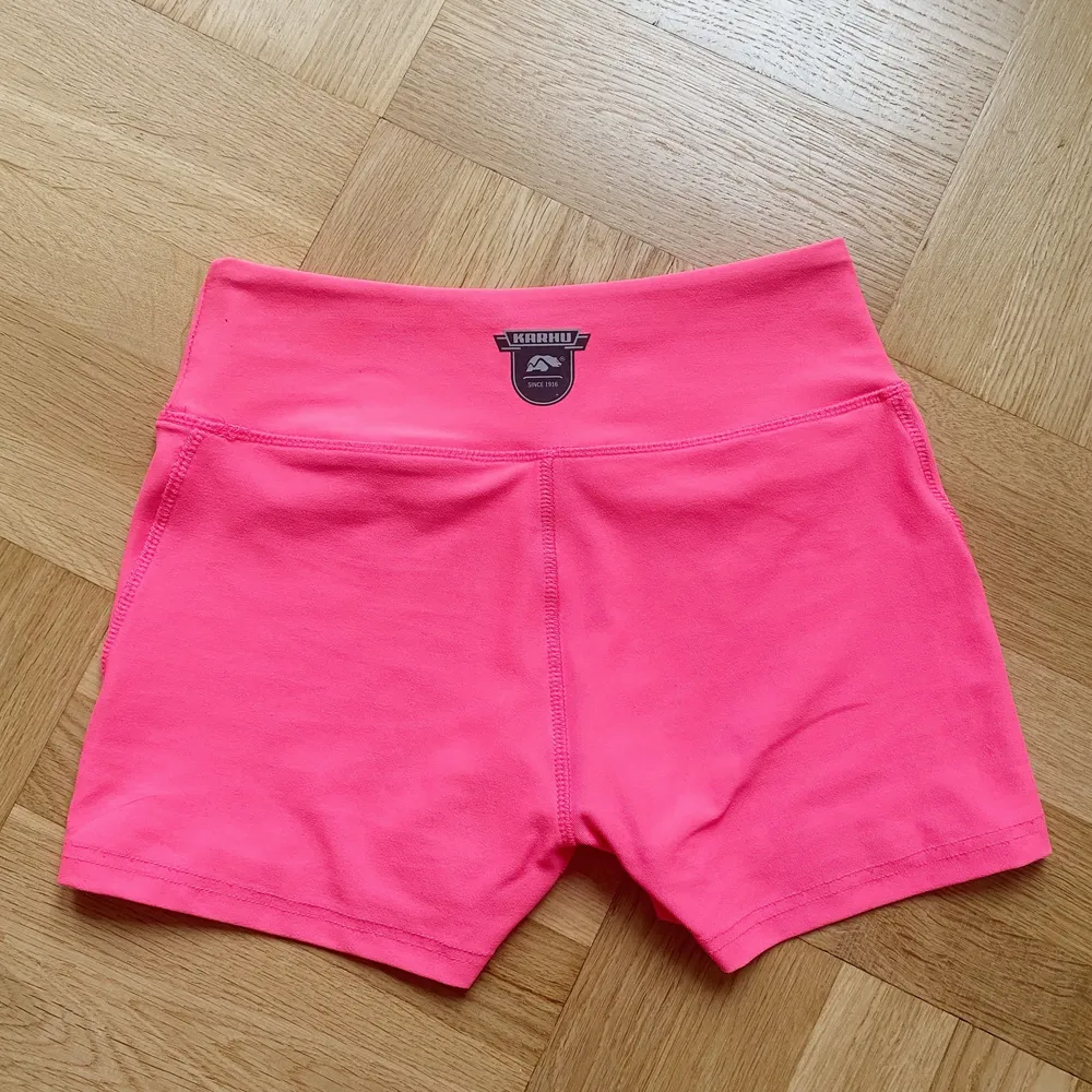 Korta tränings shorts i en neonrosa färg! Väldigt sköna och sitter bra,  Dom är knappast använda och därför jag säljer! . Shorts.