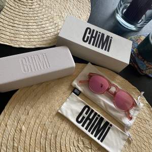 Chimi eyewear, med alla tillbehör. Fint skick  Modell: 002 Perfekt till både sommaren och afterskin på vintern.  Inga defekter 