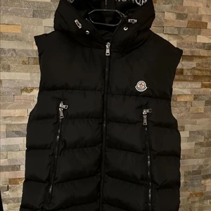 Moncler väst  - Moncler väst finns i alla storlekar möts endast i gbg annars frakt 