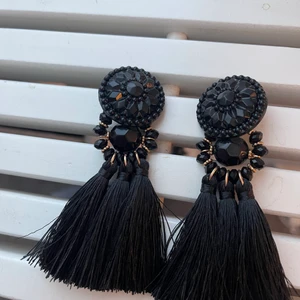 Örhängen - Använda 1 gång.  Frakten kostar 13kr inte 29kr.