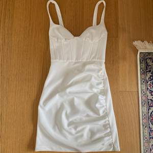 En skitfin vit Zara klänning som säljs eftersom att den inte sitter rätt tyvärr. 😫 Den är i fint skick och den har bara blivit prövad av mig en gång! Den är i storlek XS 🤍 skriv privat för bilder!! 
