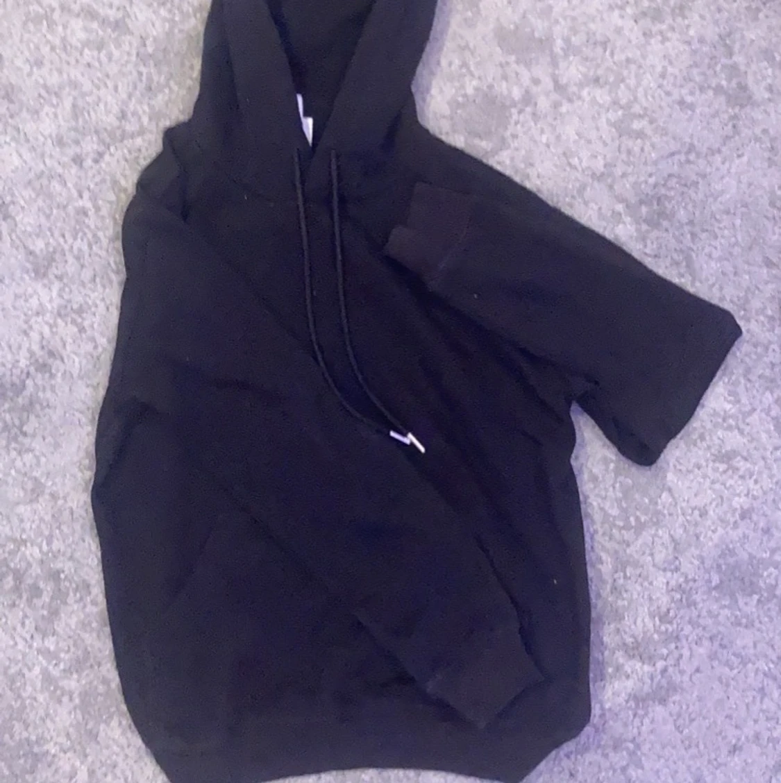Svart hoodie