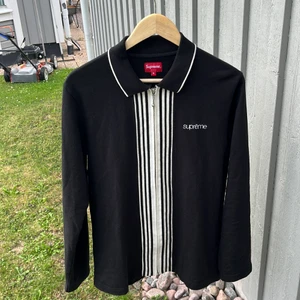 Supreme tröja - En supreme tröja som är i väldigt fint skick då jag aldrig använt den! Storleken på den är M, och pris kan diskuteras vid snabb affär!