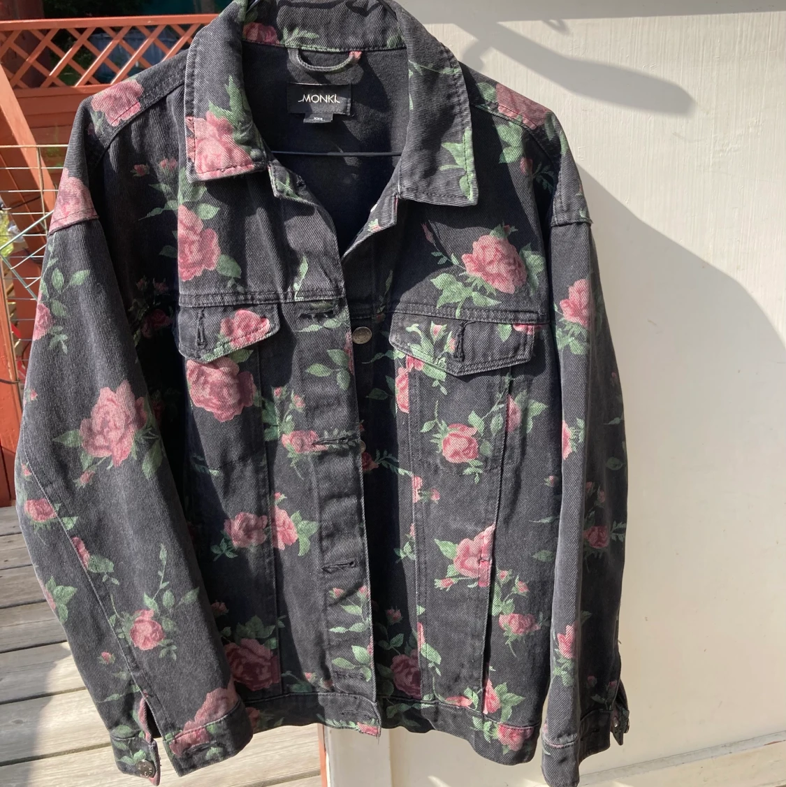 Blommig jeansjacka från Monki strl xxs