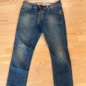 I princip oanvända jeans säljes. Pris 300kr. Frakt betalas av köpare.