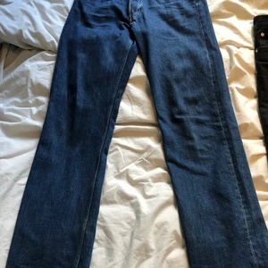 Weekday jeans - Blåa weekday jeans i storlek 28 . Modellen är klean. Säljer på grund av för små